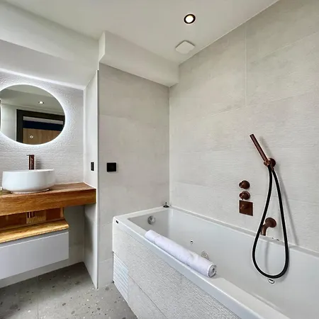 Sea And Mountain Views From Your Rooftop !